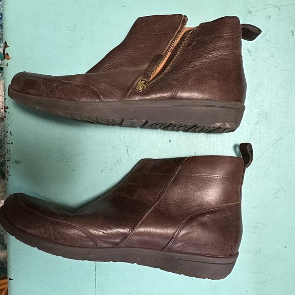 Vionic Boots - Picture 3 of 6